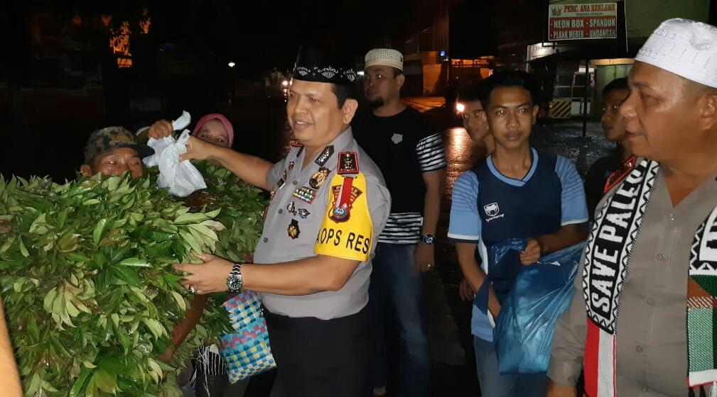 Usai Sahur Subuh, AKBP Ikhwan Lubis Berbagi Takjil Kepada Sesama