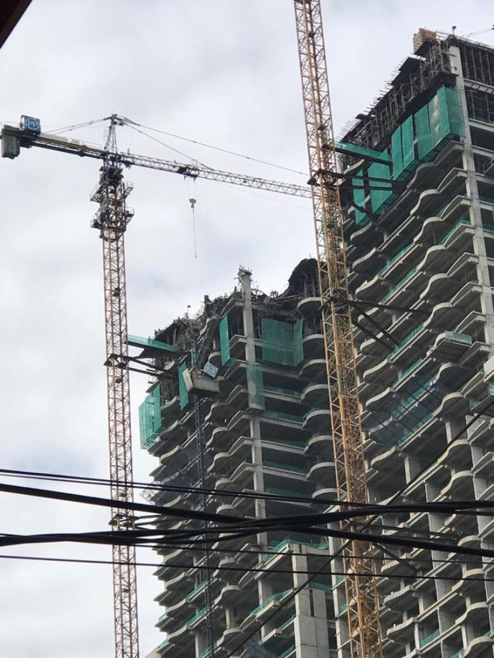 GAWAT...Perancah Gedung Pencakar Langit The Manhattan Mall & Condominium Roboh 