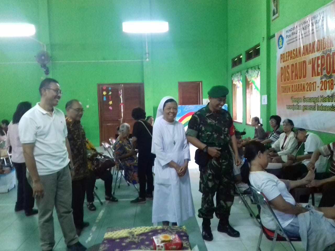Tak Mau Warga Binaanya Sakit, Babinsa Kelurahan Tipes Dampingi Aksi Sosial Kesehatan