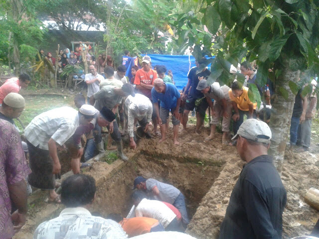DAMPAK TERKENA ABRASI SUNGAI  DI ACEH SELATAN, WARGA BONGKAR DAN PINDAHKAN MAKAM KERABATNYA.
