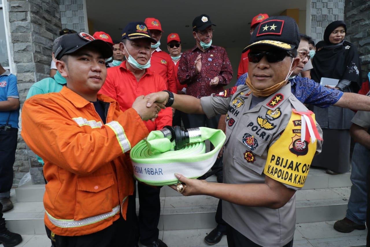 Kapolda Kalbar Didi Haryono bersama Rektor Untan Prof Dr H Thamrin Usman DEA , Serahkan Selang Damkar ke  Manggala Agni