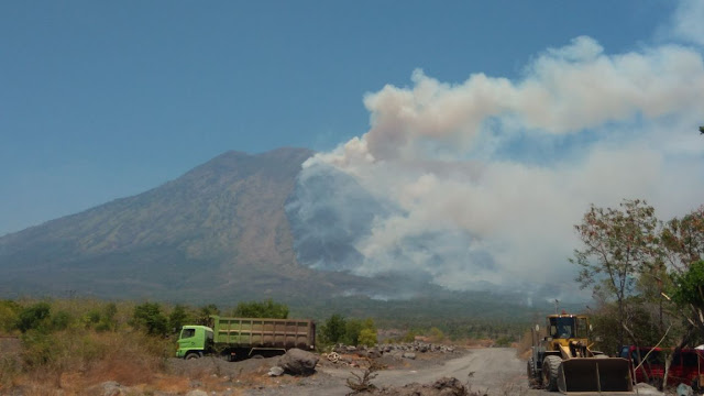 Sopir Truk Nekat Cari Pasir Di Kekawasan Bencana Gunung Agung-Bali.