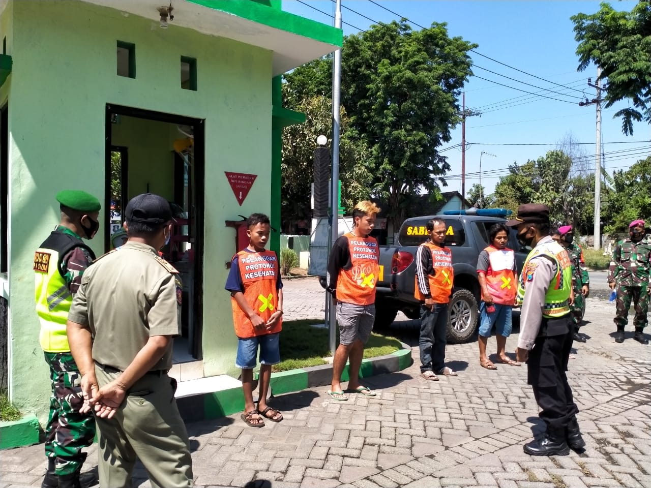 Disiplin Protokol Kesehatan, TNI/POLRI Bersama Camat Grati Lakukan Razia di Depan PG.Kedawung 