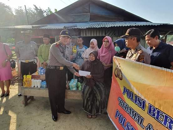 Polsek Mandau Santuni Warga Kurang Mampu, Penderita Kanker Payudara 