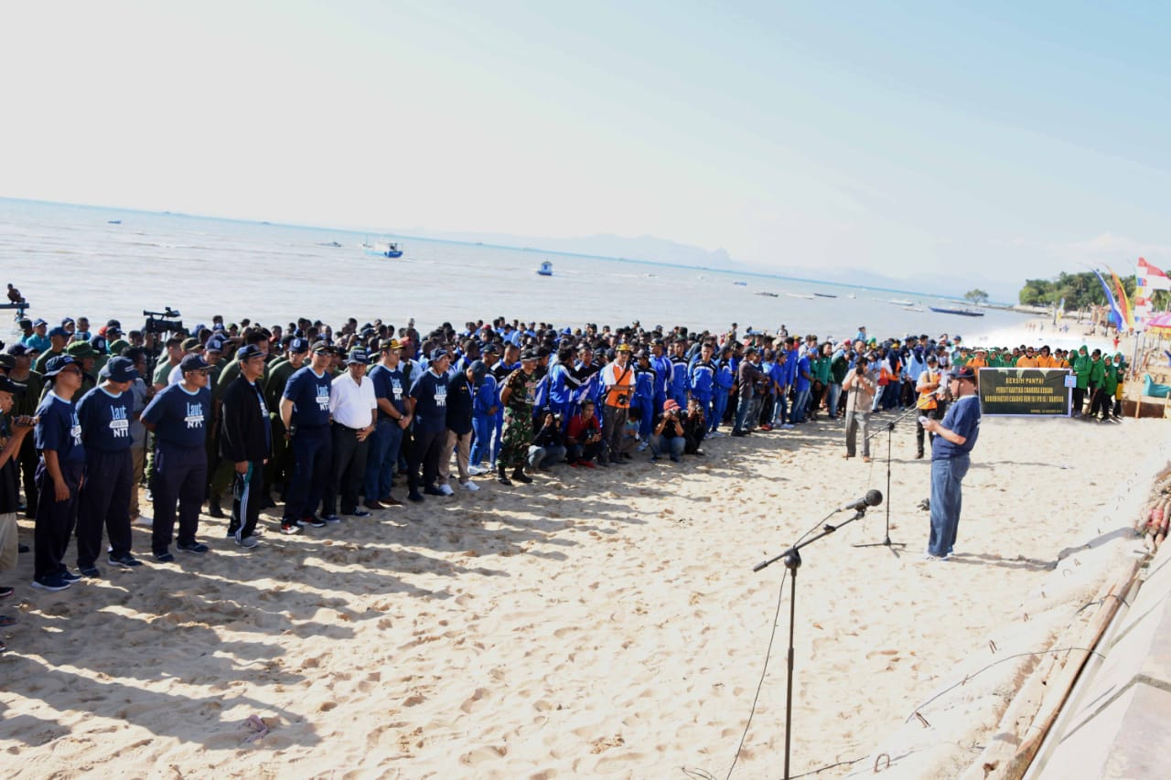 Dukung Program Pemerintah, Korem 161/Wira Sakti Turut Bersih Bersih Pantai 