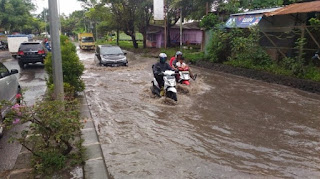 Jalan Yos Sudarso  Bandar Lampung, Terendam Banjir, Mengakibatkan Macet Total