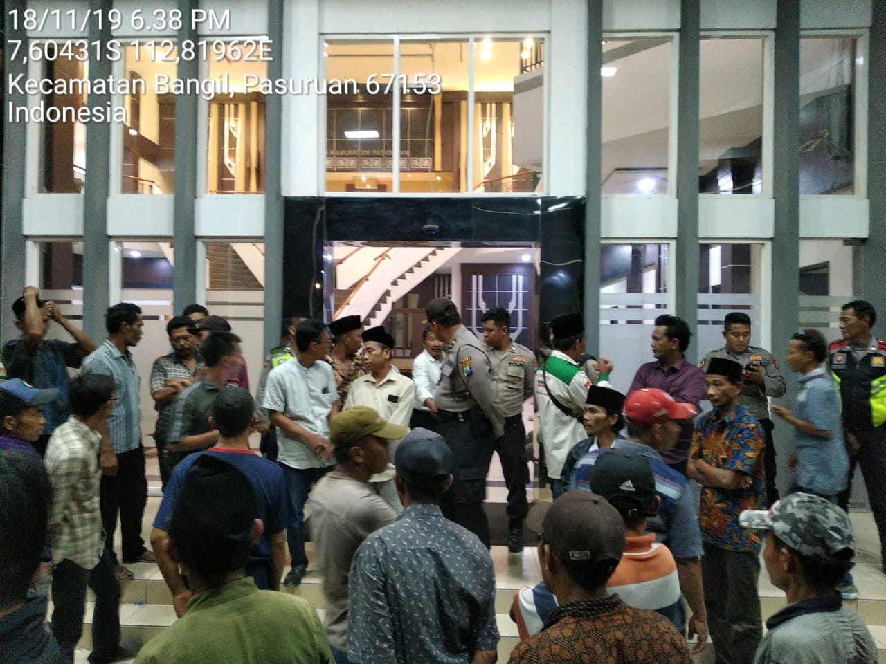 Peserta Aksi Unras Tolak Pilkades Serentak, Tetap Bertahan di Gedung Dewan Menanti Hasil Sidang Interpelasi 