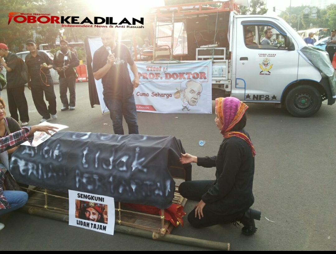 Dinilai Jadi Sengkuni, Amien Rais Di Ruwet Garda Pembela NKRI Pake Keranda Mayat Di Depan Istana 