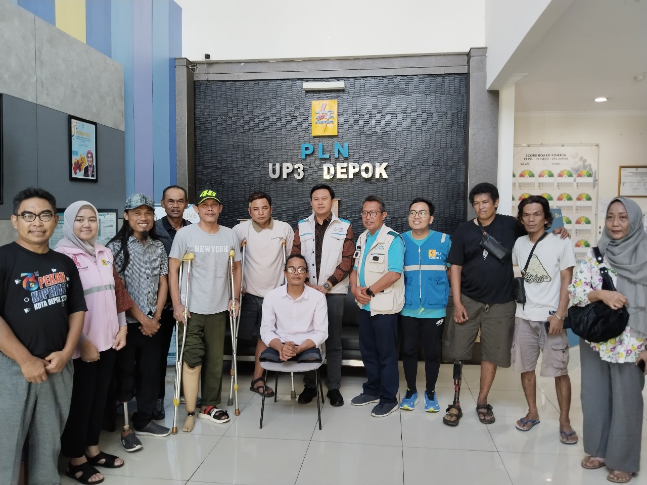 YBM PLN UP3 Depok Salurkan Bantuan Kaki Palsu untuk Sulaeman, Berikan Semangat dan Langkah Baru