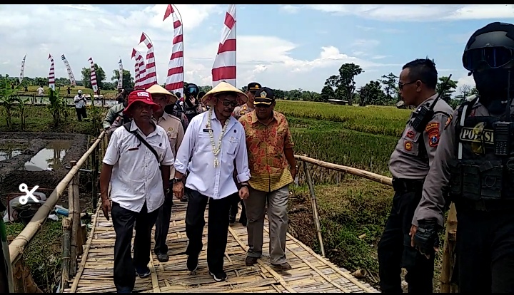 Menteri Pertanian Sentil Kelangkaan Bawang Putih Pada Momen Panen Padi di Nguling Kabupaten Pasuruan