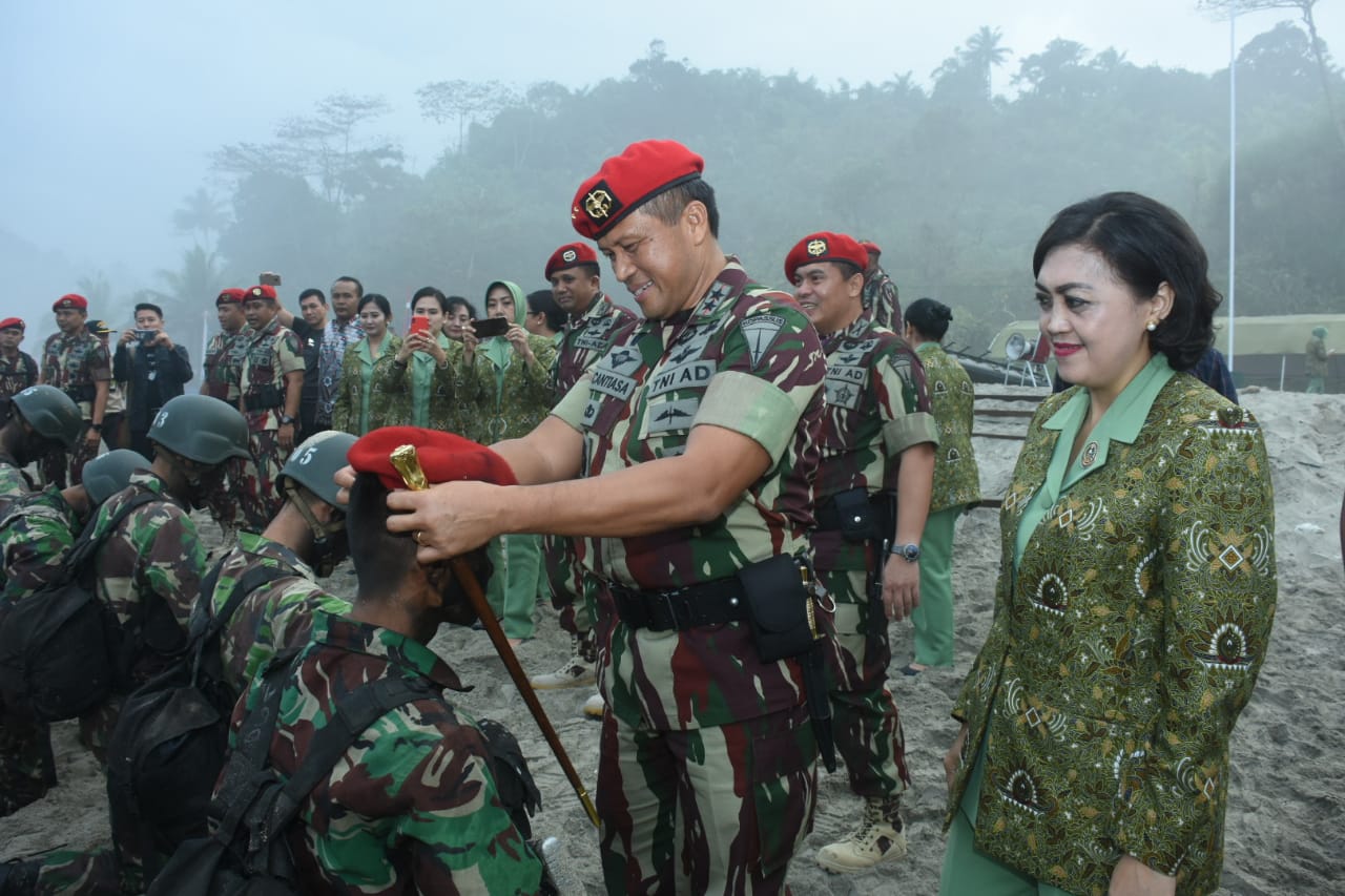 Danjen Kopassus Mayjen TNI I Nyoman Cantiasa, Serahkan Ijazah Angkatan 103 di Cilacap