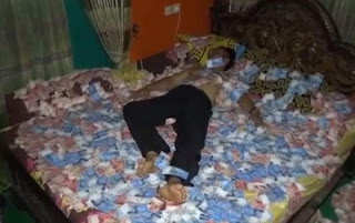 Wow! Pamerkan Kekayaannya, Pak Kades Tidur Beralas Duit Miliaran rupiah