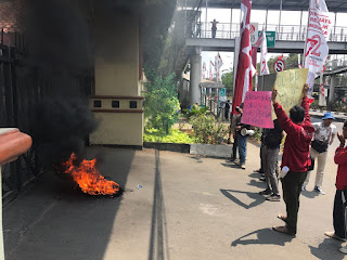 MASSA KOMUNITAS CINTA BANGSA,GERUDUK KANTOR WALIKOTA JAKARTA TIMUR