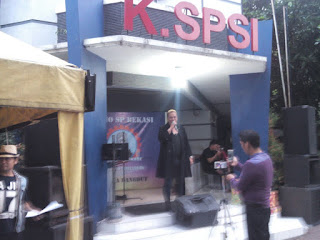 "KSPI BEKASI MENGGELAR HALAL BIHALAL  DENGAN DHIIBUR NEWS GOLDEN BAND".         