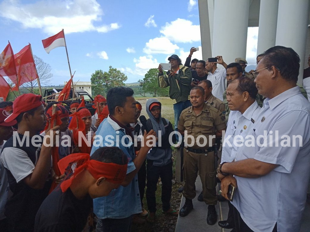 TOLAK KEPUTUSAN KADIS P DAN K MATIM-NTT, LMND DAN SRMI LAKUKAN AKSI PROTES 