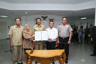 Kapolda Sumatera Utara Saksikan  penandatanganan Naskah Perjanjian Hibah Daerah (NPHD) oleh Gubernur , Ketua KPUD  dan Ketua Bawaslu Sumut 