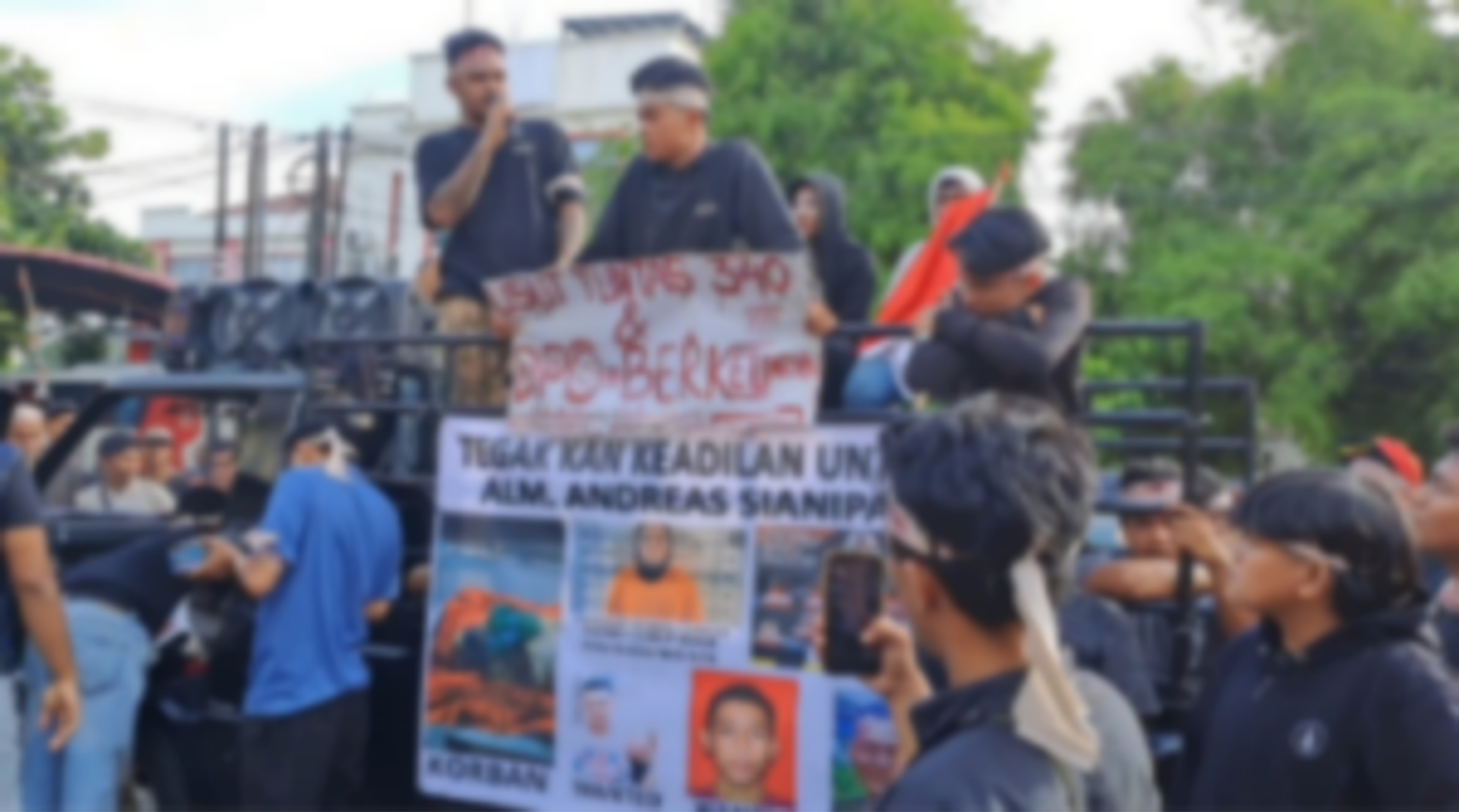 Keluarga Andreas Sianipar Gelar Aksi di Mapolrestabes Medan, Desak Tangkap 4 DPO Pembunuhan