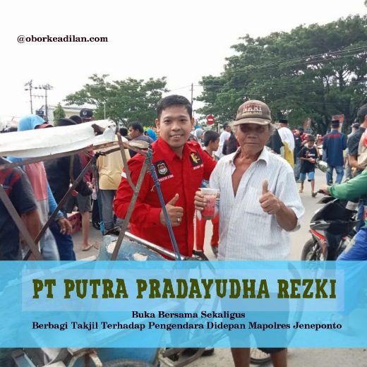 Wujudkan Kepedulian, Cru Redaksi PT Pradayuda Rezky Berbagi Takjil di Depan Mapolres Jeneponto 