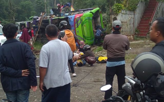 Laka Maut Menimpa Bus Rombongan Kader Pos Yandu Depok, 8 orang Tewas dan 24 Luka Berat