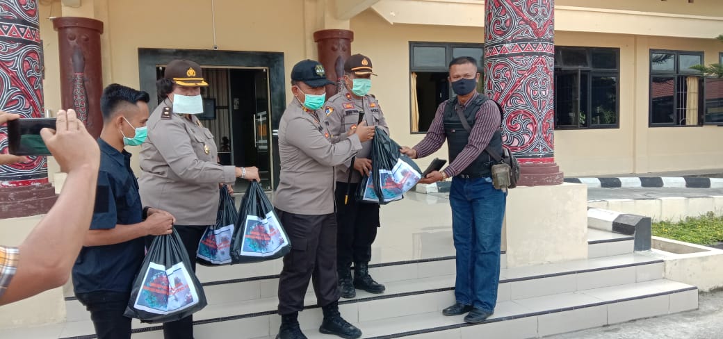 Polres Toba Bagikan Sembako Kepada wartawan yang Bertugas di wilayah Toba.