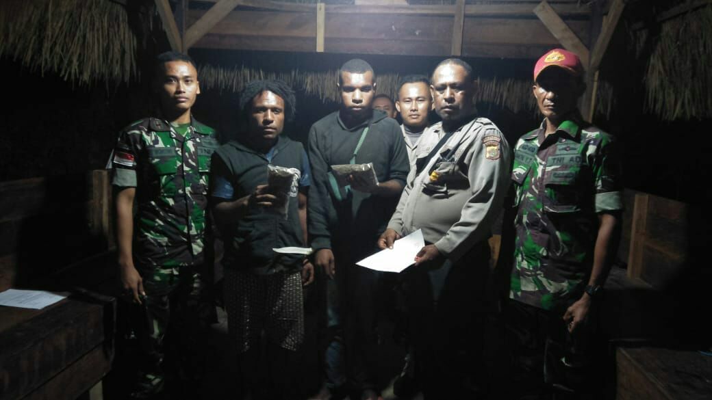 2 Pemuda Bawa Ganja Diamankan Satgas Yonif PR 501 Kostrad