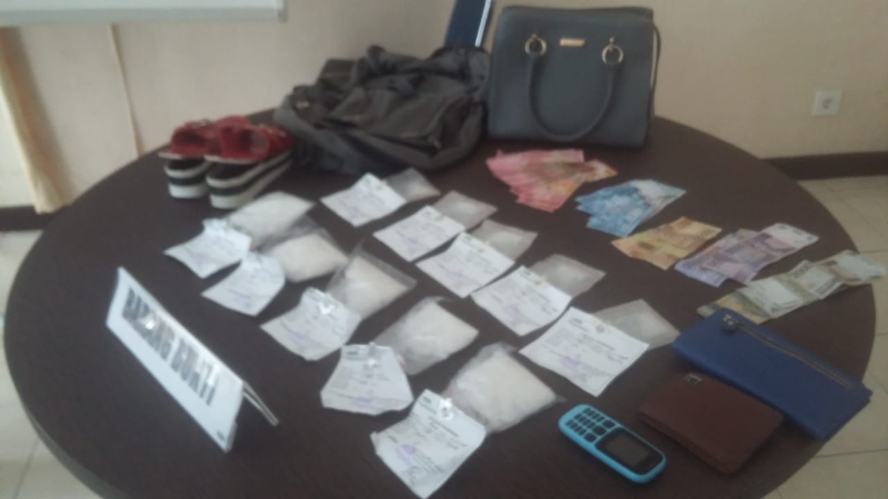 BNNP Babel hajar SABU Seberat 400 Gram dari Sandal Pasutri "Suami Istri" Di Bandara Depati Amir
