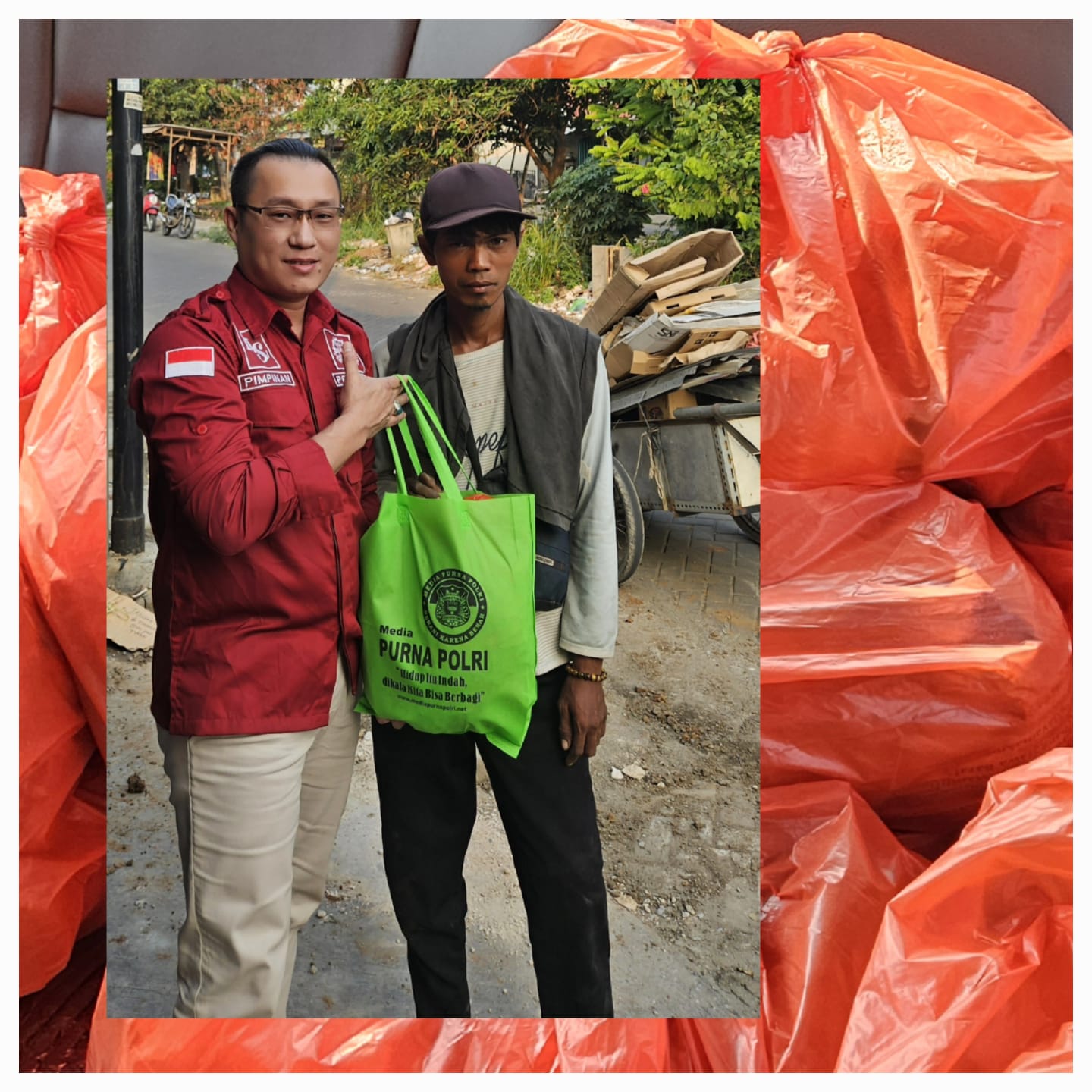 Pimpinan Media Purna Polri, Noven Saputera, SH Turun Kejalan Berbagi Kasih Berikan Paket Sembako