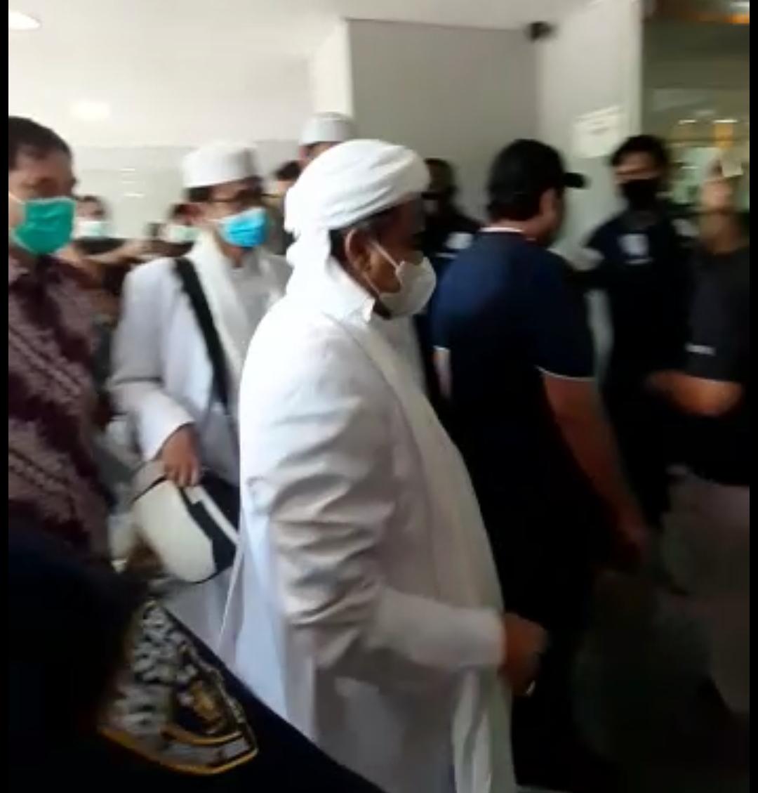 Polda Metro: Habib Rizieq Sihab Menyerahkan Diri Didampingi Pengacara 