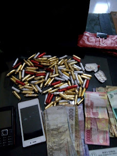 POLRES MOJOKERTO BERHASIL MENANGKAP PENGAMEN PENGEDAR PIL DOUBLE "L"