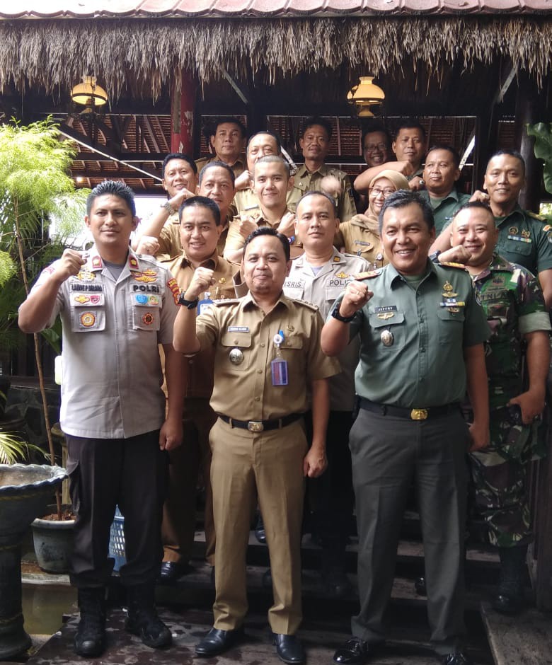 Kompaknya Tiga Pilar Gropet Bersama Lurah Rayakan Ultah Camat Gropet