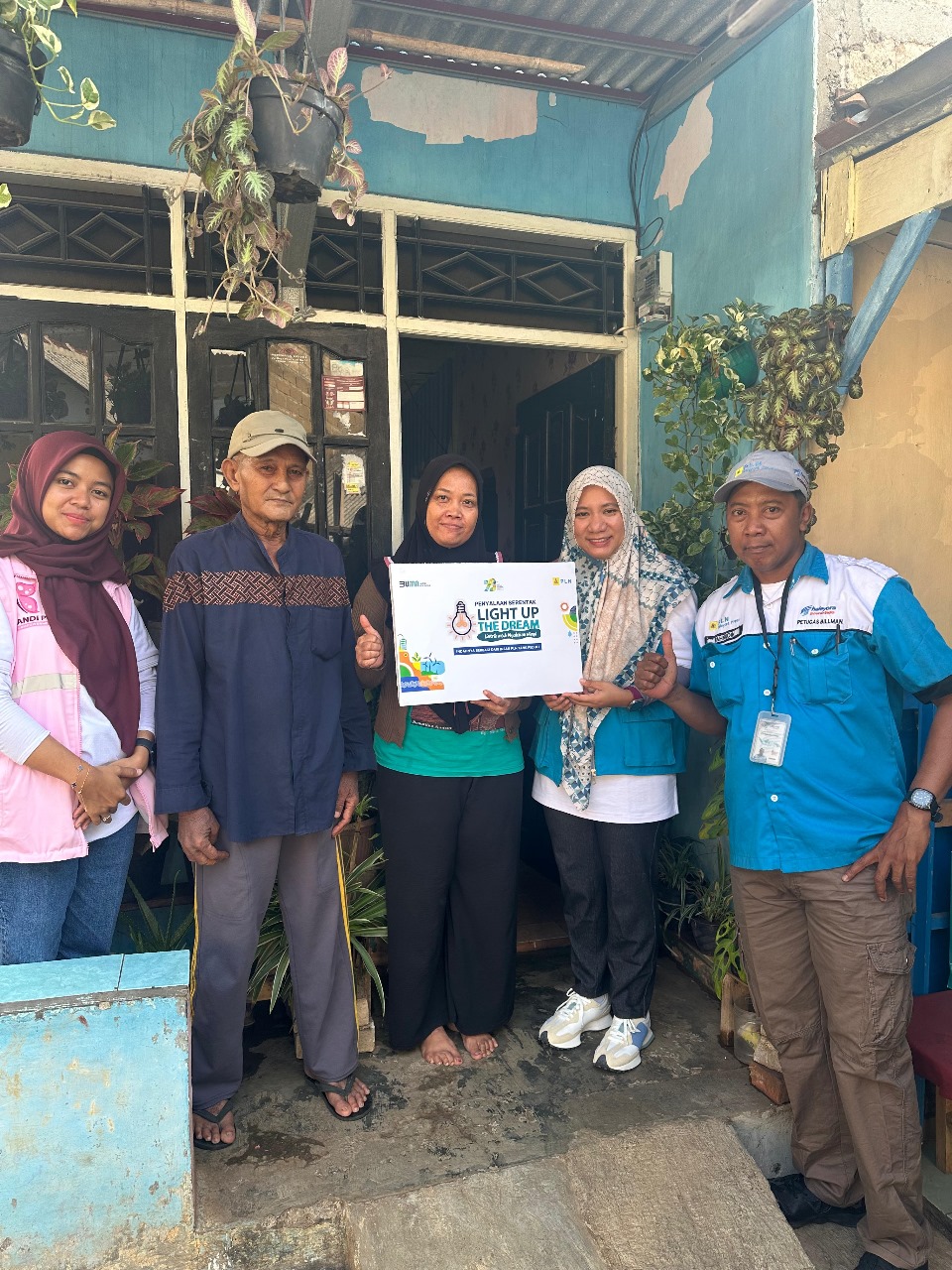 Jelang Hari Listrik Nasional dan Sumpah Pemuda, PLN ULP Cimanggis Berbagi Cahaya kepada 6 Pelanggan Prasejahtera untuk Nikmati Listrik Gratis