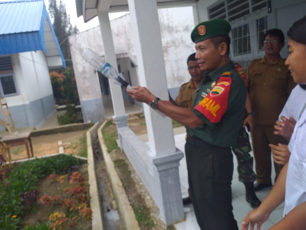Danramil 15/Hbs Uji Coba Tembakan Bom  Plastik Karya Anak SMA 1 Habinsaran