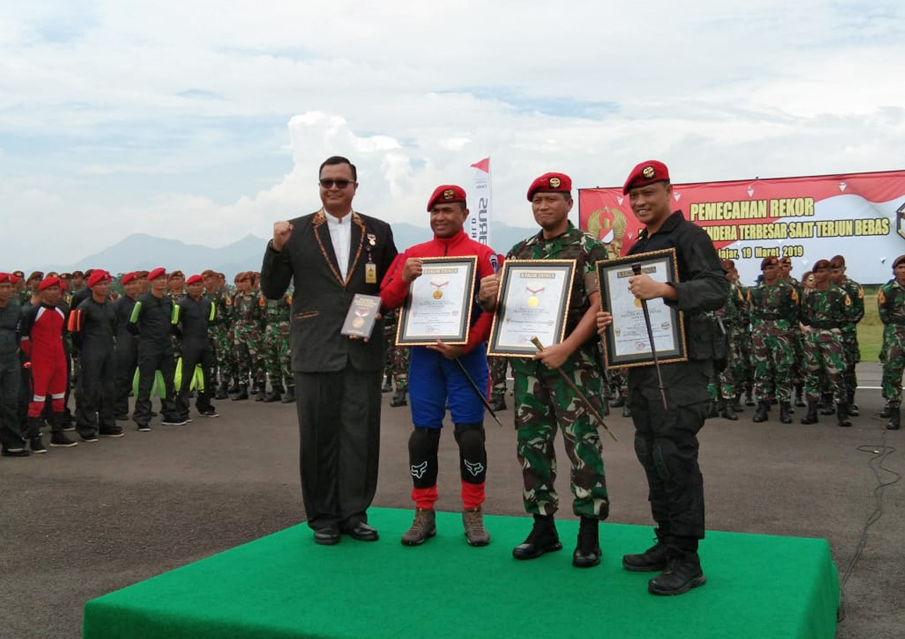 Danjen Kopassus Terima Sertifikat Rekor Muri Terjun Freefall Dengan Membawa Bendera Besar
