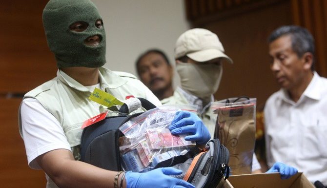 KEPALA DAERAH  JOMBANG TERCIDUK  DALAM OTT TEAM PENYIDIK KPK
