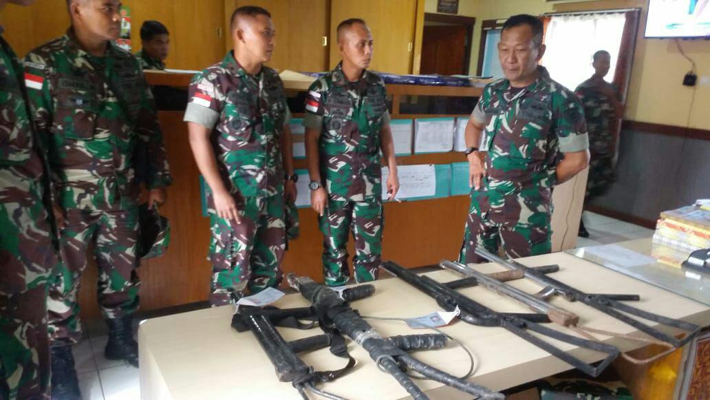 Warga Perbatasan RI-PNG Serahkan Senjata Api Rakitan Kepada Satgas Yonif Para Raider 501 Kostrad