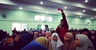 Berkunjung ke Medan, Bupati Labura H. Buyung Diberi Kartu Merah Oleh Mahasiswa