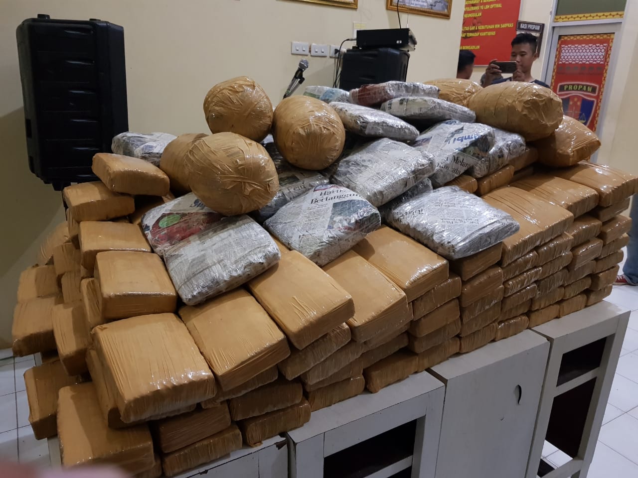Jajaran Polres Mesuji Bongkar Pengiriman 341 Bal Ganja Siap Edar