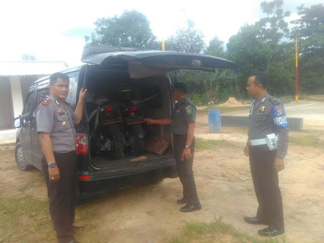 MOBIL MINIBUS YANG DI SINYALIR BAWA MOTOR BODONG DI LAMPUNG, DIRINGKUS POLISI