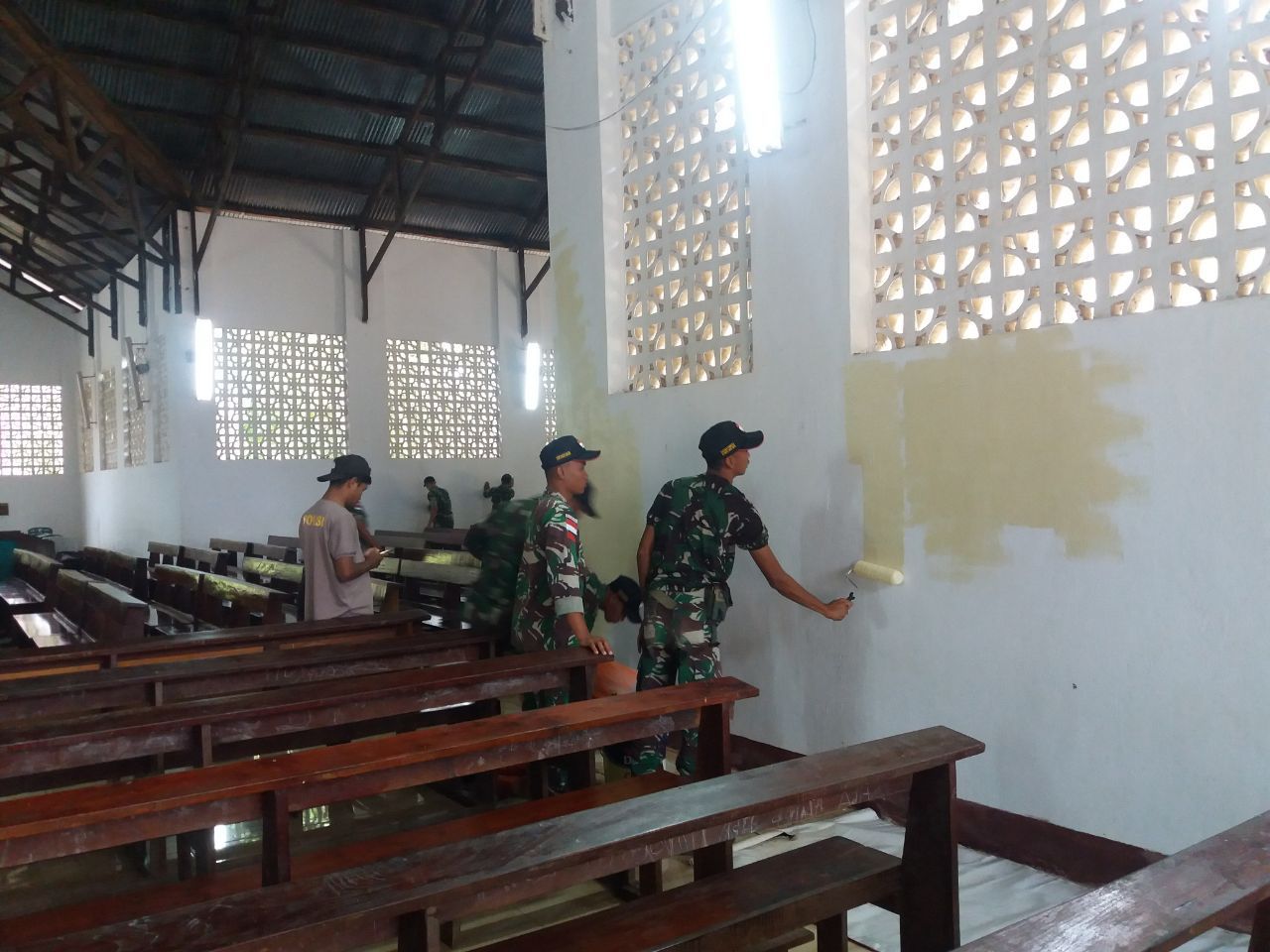 Ingin Warga Ibadah Nyaman, Satgas Pamtas Yonif 408 Bersihkan Gereja