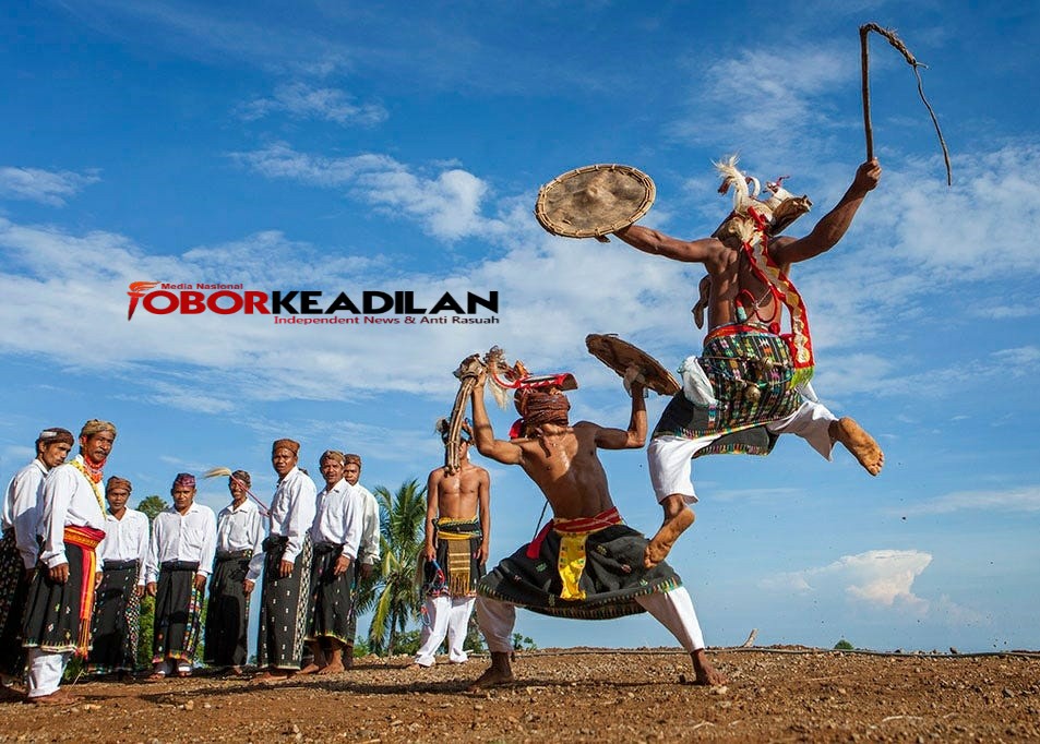 Mengenal ketangkasan bela diri dan gerak tari caci sebagai budaya orang Manggarai turun temurun
