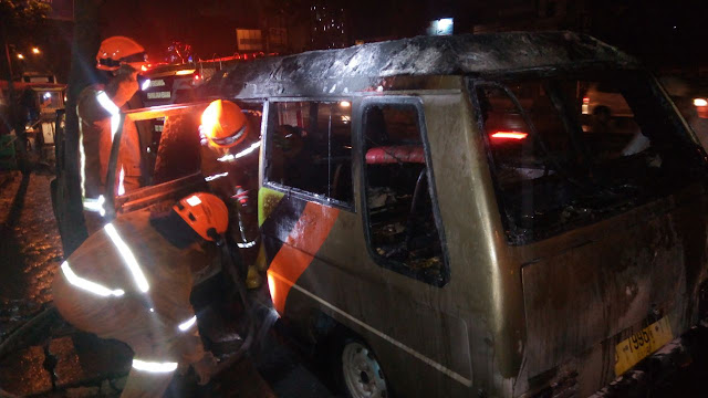 INSIDEN TERBAKARNYA MOBIL DI BANDUNG