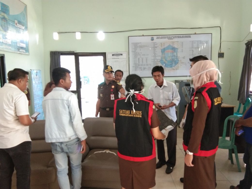 Tersangkut Kasus RTH, Rumah Effendi Ali  mantan Lurah Selindung Lama digeledah Tim Pidsus Kejati Babel
