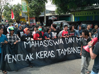  BAKU PUKUL DENGAN APARAT KEPOLISIAN BERLANGSUNG DI DEPAN KANTOR BUPATI TAKALAR SAAT AKSI TOLAK TAMBANG PASIR DI CPI GALESONG 