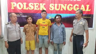 TIGA PRIA ABG  BOYOK DIHAJAR WARGA KARENA CURI TABUNG GAS UKURAN 3 KG