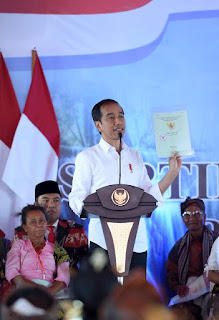 Jokowi Serahkan 2.706 Sertifikat Tanah untuk Masyarakat di Kupang