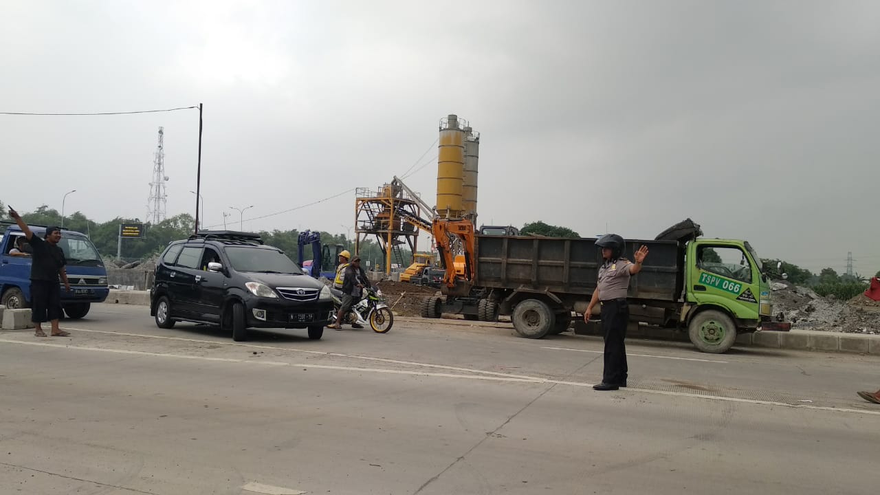 Jalur Keluar Tol Gempas Pertigaan Grati Macet, Kapolsek Turun Langsung Atur Lalu Lintas