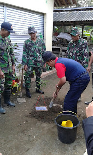 AKSI PEDULI LINGKUNGAN BERSAMA KORAMIL 06 KESUGIHAN