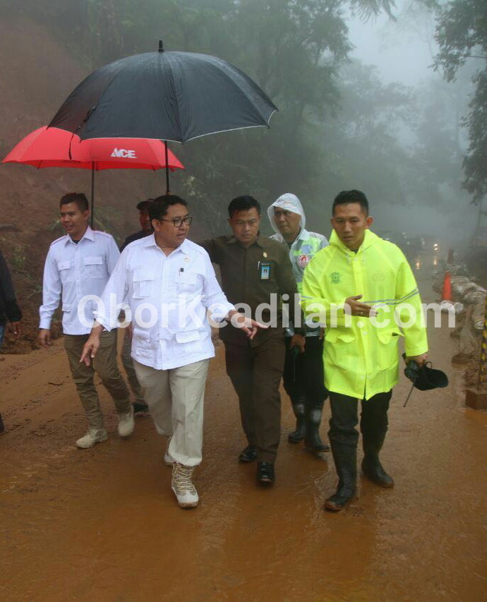 Fadli Zon Tinjau Lokasi Longsor di Kawasan Puncak Bogor, Jawa Barat. 