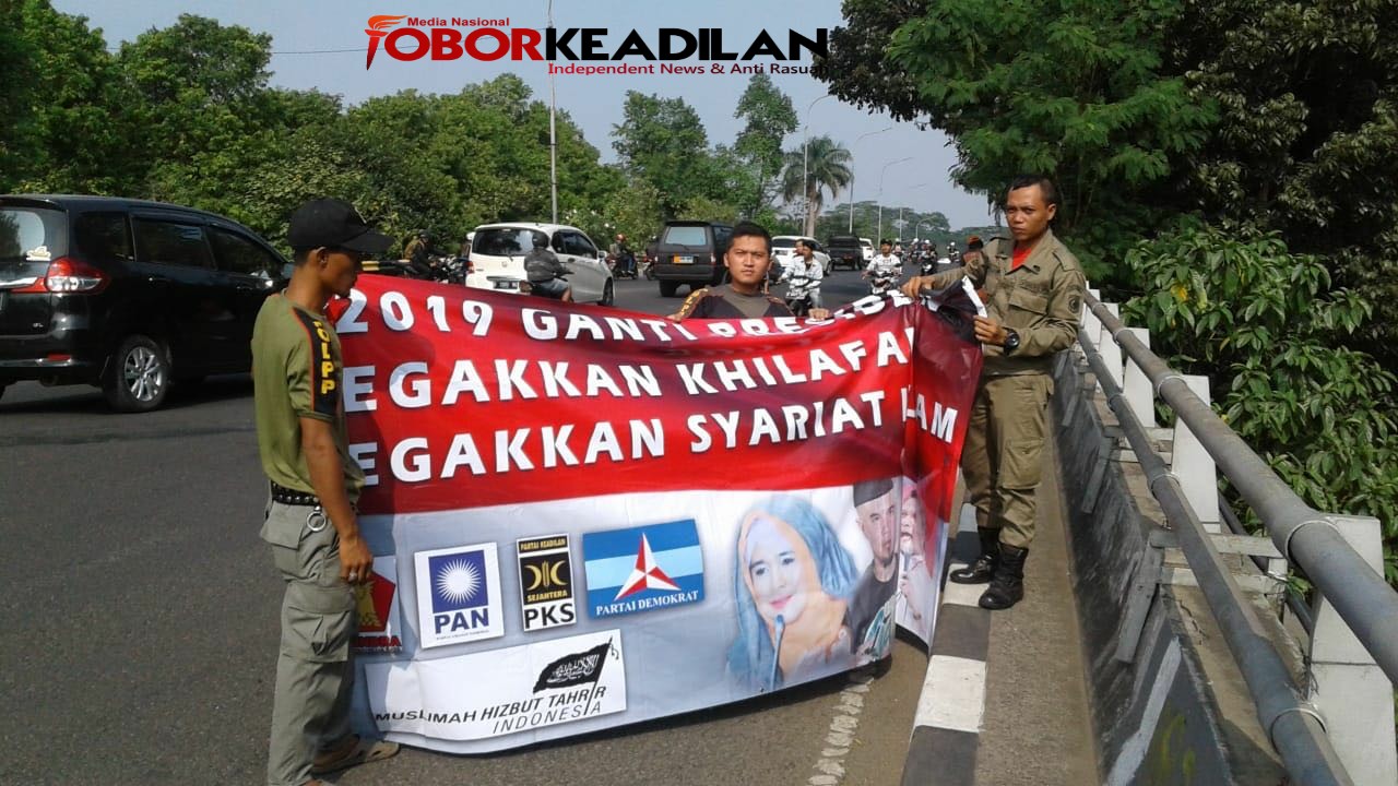 Spanduk Tak Bertuan Tulisan #GantiPresiden, "Tegakkan  Khilafah" diCopot Satpol PP Depok