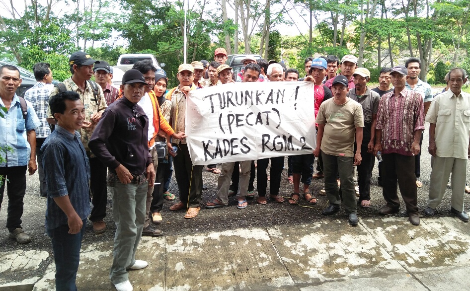 OKNUM KADES JANGKANG BARU BERHENTIKAN APARAT DESA TIDAK SESUAI PROSEDUR 